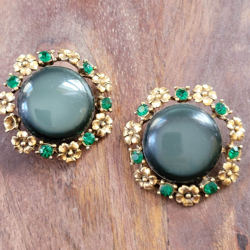 STAR | GREEN CABASCHON CLIP-ONS IN GOLDTONE